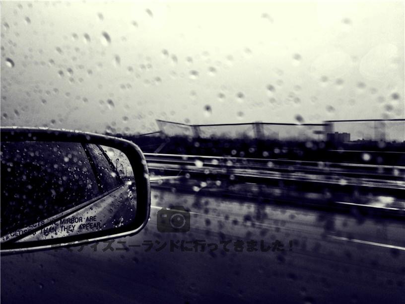 雨の高速道路を安全に走るための基本